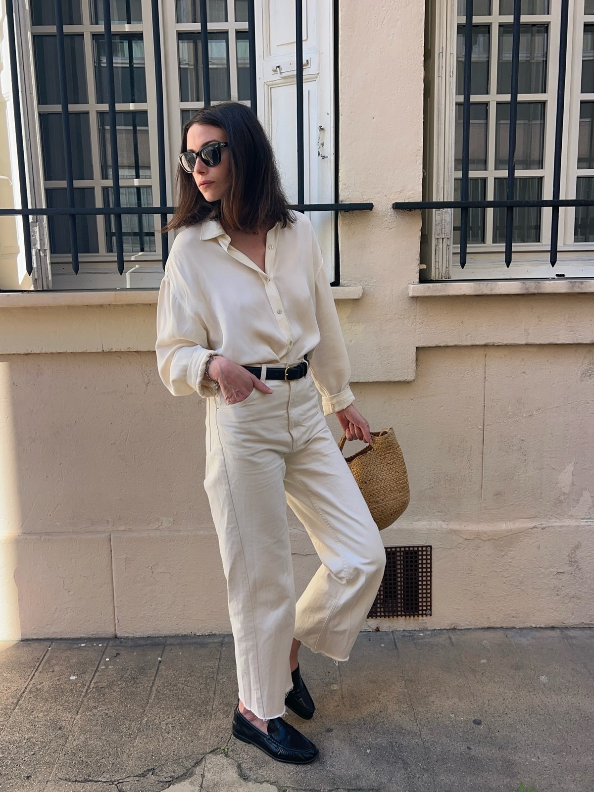 Молочный total look с прямыми светлыми джинсами