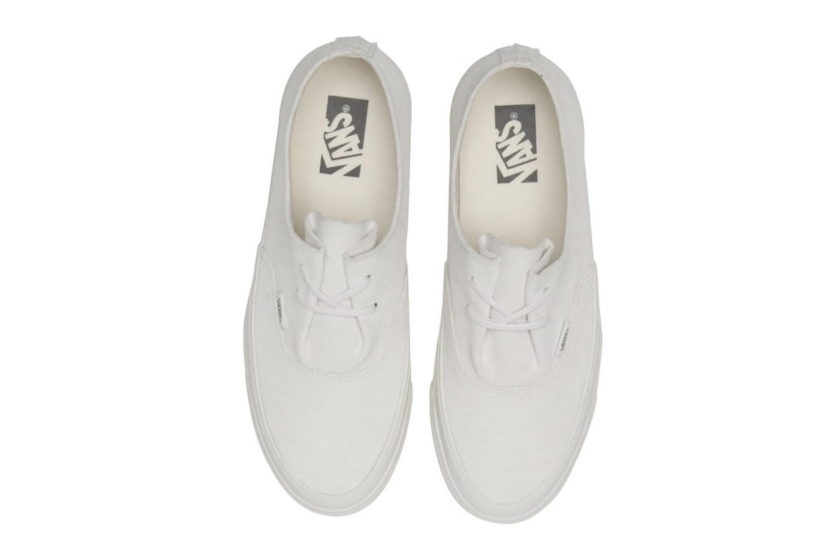 Белые кеды Vans Authentic Ease из цельной кожи, вид сверху