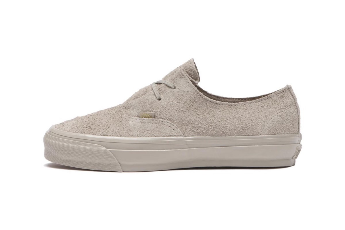 Песочные замшевые Vans Authentic Ease в боковом ракурсе