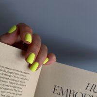 Август просит яркого цвета — 5 неоновых маникюров на короткие ногти