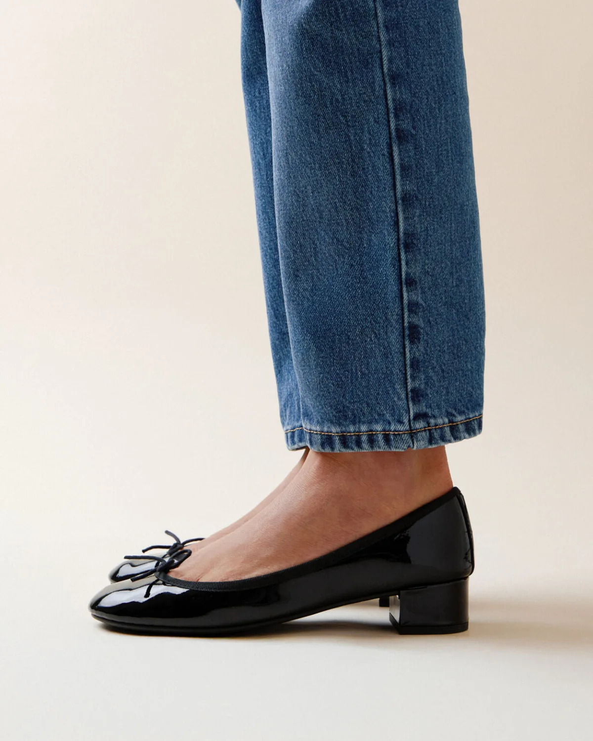 Черные лакированные балетки Repetto Camille на устойчивом каблуке с бантом