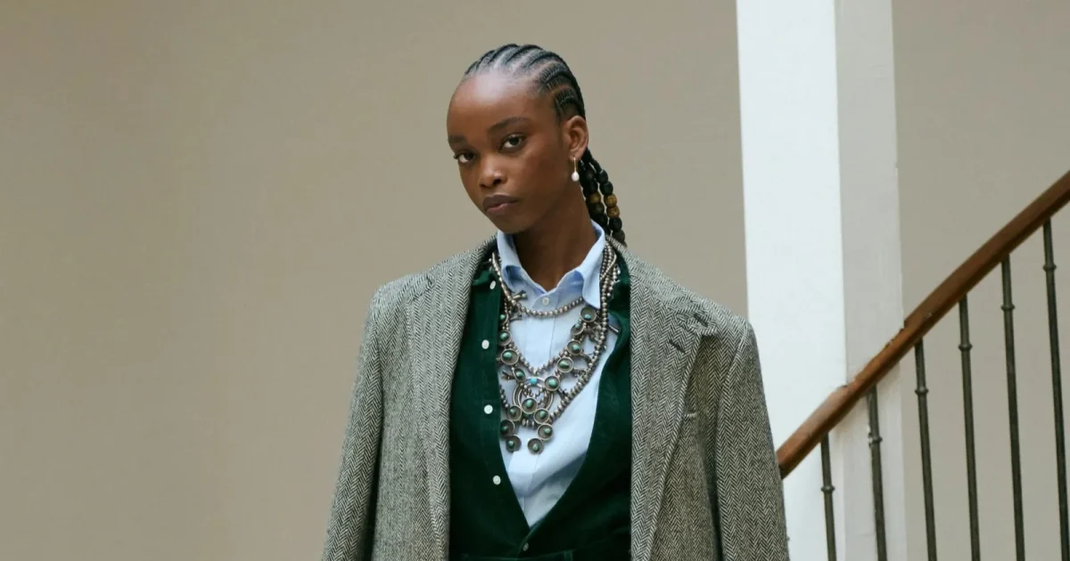 Зеленый бархатный жилет и брюки с серым жакетом на показе Polo Ralph Lauren Fall 2026