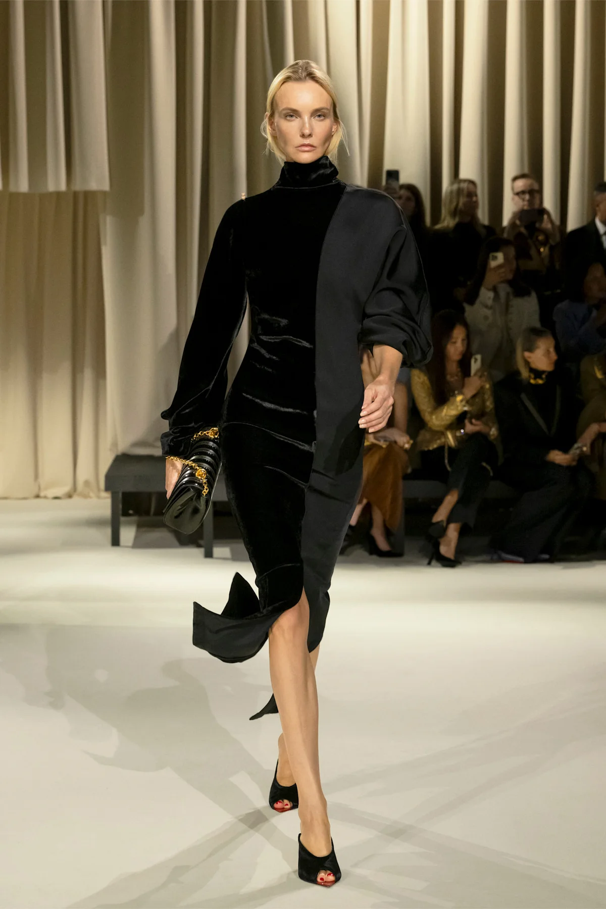Черное бархатное платье миди Schiaparelli с асимметричной драпировкой