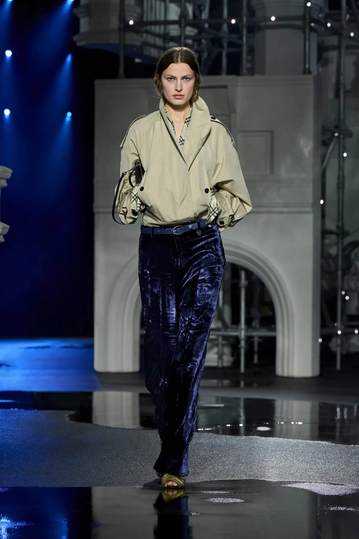 Темно-синие бархатные брюки с бежевой курткой на показе Burberry Fall 2026