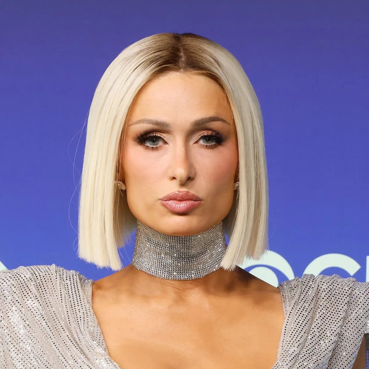 Пэрис Хилтон с ровным платиновым бобом до подбородка на MTV VMA 2026