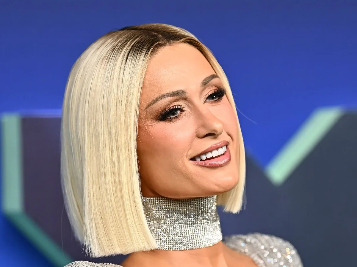 Пэрис Хилтон пришла на VMA 2026 с платиновым блант-бобом: что это за стрижка и как ее повторить