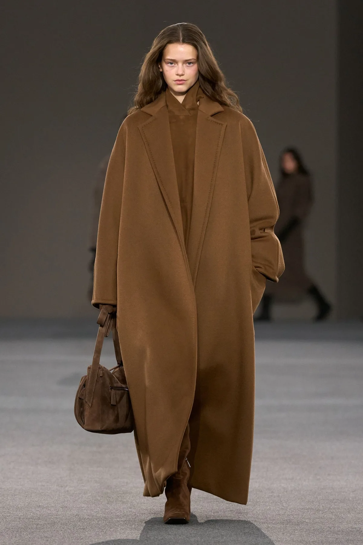 Длинное пальто цвета кэмел поверх платья в тон на показе Max Mara осень-зима 2026
