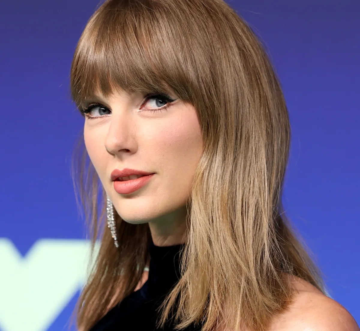 Тейлор Свифт на MTV VMA 2026 с черной стрелкой, коричневой подводкой снизу и белым акцентом