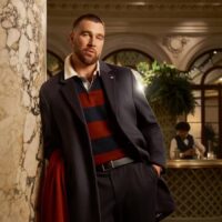 Трэвис Келси стал главным героем Tommy Hilfiger — рядом Джиджи Хадид и JISOO